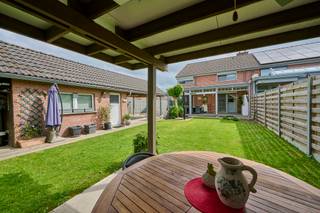 <p><strong>Instapklare gezinswoning op een mooi perceel van 04a11ca te Helchteren. </strong>Deze recente en verzorgde woning is steeds picobello onderhouden. Recent zijn volgende aanpassingen uitgevoerd; de verwarming is omgeschakeld naar aardgas, de keuken is vernieuwd en er zijn airco-units in de leefruimte en slaapkamers geplaatst. Genieten doe je in de onderhoudsvriendelijke tuin met ZW oriëntatie. Ruime oprit, carport met tuinberging en inpandige garage zodat er voldoende parkeergelegenheid is. Goede ligging in een rustige woonstraat vlakbij de belangrijke invalswegen. <br /><br /><span>De indeling is als volgt:</span><br />Gelijkvloers met inkomhal met gastentoilet en trap naar de eerste verdieping. De open leefruimte met airco is ingedeeld in een zit-en eethoek met mooi zicht op de tuin. De nevenliggende keuken is netjes afgewerkt en voorzien van de nodige inbouwtoestellen. Toegang tot de aangelegde tuin via het overdekt terras met screens. Handige wasberging waar de CV-ketel is ondergebracht en aansluitend inpandige garage. Omheinde tuin met extra terras, handige tuinberging en carport.</p>
<p>De eerste verdieping omvat een nachthal met 3 slaapkamers en een ruime badkamer met lavabo, ligbad, douche en toilet. De masterbedroom is voorzien van een grote dressingruimte. 2 Slaapkamers zijn voorzien van airco. <br /><br /><span><span>Volledig aangelegde tuin met elektrische toegangspoort en gezellige pergola. <br /><br /><span><span>Zeer gunstig EPC label (183 kWh/(m²jaar) - Label B). <br />Elektriciteit is conform.<br />PVC ramen met rolluiken</span></span><span><span>. <br /><span><span>De woning is ook a<span><span>sbestvrij.</span></span></span></span></span></span></span></span><br /><br />Kortom: de ideale gezinswoning op een rustige, maar uiterst centrale locatie. Neem vandaag nog contact op voor een bezoek via info@jansenrealestate.be of 011 39 90 50.<br /><br />Wij ontzorgen je ook voor de <strong>verkoop</strong> van je <strong>huidige woning</strong>! Voor meer uitleg helpen we je graag verder.</p>