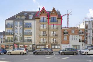 Duplex-appartement te koop in residentie Waterpoort, uiterst centraal gelegen in de Zeelaan, het hartje van Koksijde-Bad! Op zoek naar interessante immo te Koksijde? Lees dan zeker verder!INDELING Op de 4de verdieping vindt men de lichtrijke leefruimte met open geïnstalleerde keuken.Op de 5de verdieping beschikt men over 2 ruime slaapkamers, een badkamer met ligbad én inloopdouche, een apart toilet en een berging met aansluiting voor de wasmachine.In de kelderverdieping beschikt men over 2 extreem ruime privatieve bergingen van maar liefst 32m² en 29m²! Verder biedt de residentie ook een gemeenschappelijke fietsenstalling aan.TROEVEN+ Zeer centrale ligging op enkele passen van de winkelstraat en op wandelafstand van het strand+ EPC-label B+ Ruime kelderbergingen van 32m² en 29m²! Interesse in dit appartement te koop in Koksijde? Neem dan zeker contact op met de dossierverantwoordelijke Sarah Velle via 0470 10 52 78 of sarah.velle@dewaele.com.