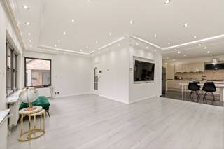 Deze ruime open bebouwing uit 1971 is gelegen op een perceel van ruim 10 are en biedt een bewoonbare oppervlakte van maar liefst 357 m². De...