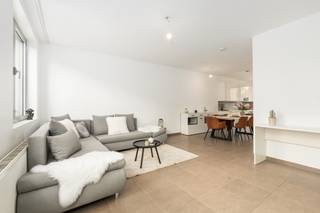 <p>Te koop: gemoderniseerd duplex appartement in Hoboken, centraal gelegen nabij openbaar vervoer, scholen en invalswegen.<br /><br />Dit energiezuinige appartement uit bouwjaar 2007 combineert een moderne afwerking met een praktische indeling en een uitstekende ligging. De ruime duplex biedt comfortabel wonen, vlakbij parken, winkels en dagelijkse voorzieningen. Dankzij de recente modernisering geniet je van een instapklaar appartement met veel leefruimte en hedendaags wooncomfort. De lichtrijke leefruimtes en drie volwaardige slaapkamers maken dit appartement ideaal voor gezinnen of wie extra ruimte zoekt. <br /><br />Belangrijkste ruimtes:<br />• Ruime living met veel lichtinval en aangename leefruimte<br />• Volledig ingebouwde keuken uitgerust met inductiekookplaat, vaatwasser en dubbele spoelbak<br />• Inkomhal met praktische circulatieruimte<br />• Drie ruime slaapkamers<br />• Badkamer voorzien van ligbad<br />• Twee aparte toiletten<br /><br />Troeven:<br />• Gemoderniseerd duplex appartement met instapklaar karakter<br />• Energiezuinig wonen met hedendaags comfort<br />• Momenteel verhuurd, ideaal als investering<br />• Geen gemeenschappelijke kosten<br /><br />De garage onderaan behoort <u>niet</u> tot het appartement.<br /><br />Neem vandaag nog contact op met je ERA-makelaar voor een bezoek. JOUW DROOMAPPARTEMENT. ZO GEVONDEN!</p>
