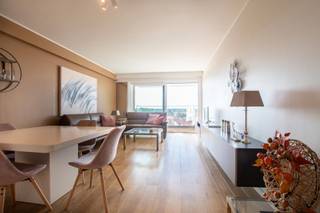 TE HUUR: Gemeubeld appartement op de vijfde verdieping gelegen in hartje Zoute op enkele passen van het Albertplein en de zee<br /><br />Indeling: inkomhall met gastentoilet en aparte berging. Zonnige woonkamer en eetplaats met een prachtig zicht over de villa's in het Zoute, uitgevend op het zuidgericht terras. Open keuken, twee slaapkamers, 1 badkamer.<br /><br />Gemeenschappelijke kosten: €50/maand.