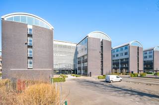 Uitzonderlijk goed bereikbare, instapklare kantoren van 1.577 m² te huur, ideaal gelegen dankzij de directe aansluiting met de R4 op slechts 1...