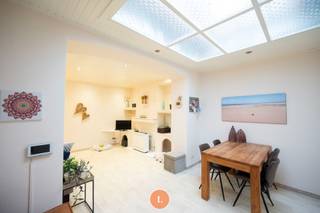 Ideale starterswoning met stadstuintje en vier slaapkamers.<br /><br />Bent u op zoek naar een betaalbare, instapklare woning met potentieel? Deze charmante woning biedt alle basisvoorzieningen en is onmiddellijk bewoonbaar. Ondanks de renovatieverplichting op basis van het EPC, is dit de enige structurele investering die nog vereist is – een ideale kans voor starters of investeerders.<br /><br />Bij binnenkomst via de inkomhal heeft u directe toegang tot de inpandige garage. De gezellige woonkamer vloeit over in een functionele keuken, met aansluitend een badkamer en een afzonderlijk toilet. Achteraan bevindt zich een veranda, die uitgeeft op een onderhoudsvriendelijk stadstuintje.<br />De <strong>eerste verdieping </strong>telt <strong>twee slaapkamers</strong>, waarbij de tweede kamer toegang biedt tot nog eens <strong>twee extra slaapkamers</strong>. Bovenin bevindt zich een zolder die nog geïsoleerd dient te worden.<br /><br />Deze woning vormt een uitstekende startersopportuniteit voor wie betaalbaar wil wonen met toekomstgericht potentieel.<br /><br /><strong><span>Pluspunten</span></strong><br />- Garage<br />- Centrale ligging<br />- Conforme elektriciteit<br /> 