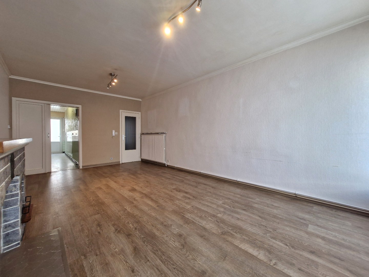 Charmant gelijkvloers appartement met stadskoer in hartje Heist - foto 2