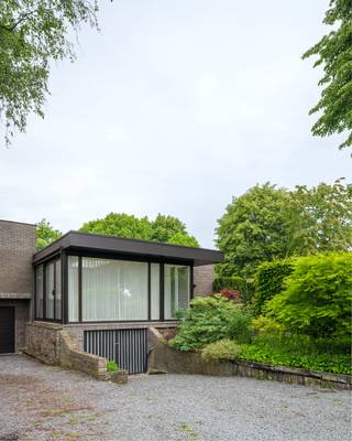 - Gelieve ons per mail (info@immo-cvh.be) te contacteren om uw bezichtiging in te plannen -
In een uitzonderlijk rustige en residentiële omgeving, op wandelafstand van het charmante centrum van Deurle, bevindt zich deze instapklare woning. Deze laagbouwwoning maakt deel uit van een exclusieve verkaveling van slechts 22 entiteiten, waar het unieke concept van open tuinen centraal staat. Hierdoor ontstaat een harmonieuze wisselwerking tussen wonen en natuur, met een gevoel van rust, privacy en groen als absolute troef.
Het zuidoost georiënteerde perceel van 335 m² werd met zorg aangelegd en biedt een prachtige groene omgeving die het hele jaar door een serene sfeer creëert. Dankzij de doordachte inrichting geniet u hier van optimale privacy en een aangenaam buitengevoel.
De woning dateert van 1978 en werd doorheen de jaren uitstekend onderhouden. In 2017 en 2018 onderging ze bovendien een grondige renovatie. Zo werden het dak vernieuwd en geïsoleerd, zonnepanelen geplaatst, de keuken en badkamer volledig vernieuwd en de leefruimte uitgebreid. Ook de ramen werden vervangen door PVC-ramen met hoogrendementsbeglazing, wat zorgt voor extra wooncomfort.
Bij het betreden van de woning komt u terecht in een lichtrijke open leef- en eetruimte waar een gezellige kachel en een grote lichtkoepel zorgen voor een warme en uitnodigende sfeer. De aansluitende keuken beschikt over veel opbergruimte en biedt een directe verbinding met het terras en de tuin. Verder omvat de woning een ruime master bedroom met ingemaakte dressing, een tweede, kleine kamer die momenteel ingericht is als bureau, en een moderne badkamer met inloopdouche en afzonderlijk toilet.
Bijkomende is er een praktische garage en de kruipkelder, ideaal als extra bergruimte.
(beschikbaar vanaf 1 juli 2026 - geen extra maandelijkse kosten - LT contract, starten met jaarcontract)