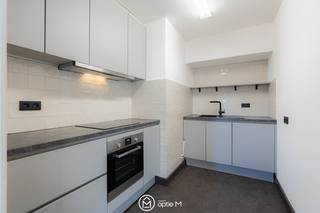<h2><span>Dit gerenoveerde appartement te koop op de tweede verdieping is gelegen met een mooi zicht op het Sint-Hubertusplein in Hasselt en geniet van een zeer centrale ligging.</span></h2>
Winkels bevinden zich vlakbij en er is parkeergelegenheid in de onmiddellijke omgeving. Bovendien bevindt het appartement zich op wandelafstand van het centrum van Hasselt en het station.<br /><br />Het appartement werd de afgelopen jaren vernieuwd met onder meer nieuwe ramen, een aangepaste cv-ketel, nieuwe vloeren, een nieuwe keuken en een vernieuwde badkamer. Dankzij de grote raampartijen geniet de leefruimte van veel natuurlijke lichtinval en een aangenaam uitzicht op het plein.<br />Via de inkomhal komt u in de ruime leefruimte met sierschouw, waar onder het plafond plafondisolatie werd voorzien.<br />De aparte keuken is uitgerust met een kookplaat, dampkap, oven en vaatwasser. In het volledige appartement liggen donkergrijze vinyltegels, wat zorgt voor een moderne en onderhoudsvriendelijke afwerking.<br />De badkamer werd vernieuwd en beschikt over een ruime douche met zwarte mozaïekwandtegels en een badmeubel met enkele lavabo. Daarnaast is er een apart toilet met handwasbakje.<br /><br />Het appartement beschikt over twee slaapkamers. De eerste slaapkamer bevindt zich aan de achterzijde en geeft toegang tot het terras. In deze kamer bevindt zich ook de verwarmingsketel. Daarnaast is er een ruime masterslaapkamer met een groot raam.<br />Verder is er nog een praktische bergruimte voorzien in de inkomhal.<br />Bij het appartement hoort kelderberging nummer 21.<br />In het gebouw is geen gemeenschappelijke fietsenstalling en zijn er geen autostaanplaatsen. Parkeren kan gratis op het plein aan de binnenzijde en op de parkeerstrook tegenover de winkels. Aan de buitenzijde geldt bewonersparkeren.<br />
<p>Troeven van dit appartement</p>
<ul>
<li><span>Zeer centrale ligging met zicht op het Sint-Hubertusplein</span></li>
<li><span>Op wandelafstand van het centrum van Hasselt en het station</span></li>
<li><span>Winkels en voorzieningen vlakbij</span></li>
<li><span>Veel lichtinval in de leefruimte</span></li>
<li><span>Gerenoveerd appartement</span></li>
<li><span>Nieuwe ramen 2015</span></li>
<li><span>Nieuwe vloeren</span></li>
<li><span>Vernieuwde keuken en badkamer</span></li>
<li><span>Elektriciteit conform</span></li>
<li><span>Terras aan de achterzijde</span></li>
<li><span>Kelderberging inbegrepen (nr. 21)</span></li>
<li><span>Parkeermogelijkheden vlakbij</span></li>
</ul>
Interesse in dit appartement te koop in Hasselt? Contacteer ons via Optie M vastgoed I carine@optie-m.be I 0478/41 58 70.<br /><br />Wil je weten wat jouw woning waard is? Contacteer ons via bovenstaande gegevens.<br />SI: VG / WG / GMO / GVKR / GVV