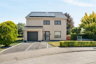 <strong>Een oase van licht, ruimte en comfort – wonen in het hart van Hooglede<br /><br />** Virtual Tour beschikbaar via de QR-code **</strong><br /><br />Welkom in deze alleenstaande gezinswoning waar elegantie, functionaliteit en een sublieme ligging naadloos samenkomen. Gelegen op een perceel van 330 m², in een rustige buurt vlak bij de lagere school, winkels en alle centrumvoorzieningen, biedt deze gerenoveerde woning de perfecte balans tussen privacy en dorpscharme.<br /><br />Met een knappe bewoonbare oppervlakte van 189 m² straalt deze woning in elk detail hedendaags comfort en verfijning uit.<br />De energiezuinige installaties, waaronder 10 zonnepanelen (4.400 Wp) én airconditioning, garanderen niet alleen een duurzaam woonverhaal, maar ook een optimaal binnenklimaat in elk seizoen.<br /><br /><strong>De bovenverdieping ademt ruimte: dankzij de herbestemming van één van de vier oorspronkelijke slaapkamers tot een royale badkamer geniet u hier van extra wooncomfort en een luxueuze uitstraling</strong><br /><br /><u><strong>Een interieur dat uitnodigt</strong></u><br /><br />Stap binnen via de elegante inkomhal en laat je verrassen door de overvloed aan licht en ruimte. De ruime leefruimte is een plaats om te ontspannen en te verbinden, met grote raampartijen die zicht bieden op de zonnige tuin en het nieuwe terras. De volledig vernieuwde keuken met gezellige ontbijthoek is een waar genot voor culinaire momenten, terwijl de inpandige garage en bergruimte extra praktisch comfort bieden.<br /><br /><u><strong>Ruimte voor elk gezinslid</strong></u><br /><br />Op de eerste verdieping vind je een nachthal met maatkasten, 3 volwaardige slaapkamers, een handige wasplaats en een stijlvolle badkamer voorzien van een inloopdouche, ligbad, dubbele wastafel en toilet;<br />De tweede verdieping herbergt een grote geïsoleerde zolderruimte, ideaal om verder in te richten als hobbyruimte, thuiskantoor of extra slaapkamer.<br /><br /><u><strong>Buitenleven in alle rust</strong></u><br /><br />De fraai aangelegde tuin met zonnige oriëntatie biedt volop privacy en is de ideale plek om te genieten van lange zomerdagen of sfeervolle avonden. Het nieuwe terras nodigt uit tot aperitieven in stijl, terwijl kinderen zorgeloos spelen in het groen.<br /><br />EPC 214 kWh/m2 (C-label) <strong>de 10 zonnepanelen &amp; airco werden hier niet in verrekend.</strong><br /><br />+ Centrumgerichte ligging – alles op wandelafstand<br />+ Energiezuinig dankzij 10 zonnepanelen en airco<br />+ Instapklaar met hoogwaardige afwerking<br />+ 189 m² woonplezier + uitbreidbare zolderruimte<br />+ Zonnige tuin met veel privacy en een nieuw terras<br />+ Regenput <br />+ Driedubbele beglazing en elektrische rolluiken met smart schakelaars<br />+ Asbestvrij<br />+ Nieuwe elektriciteit, leidingen, rioleringen, verwarming, verwarmingsinstallatie, ...<br />+ Nieuw dak<br />+ Waterverzachter &amp; waterfilter<br />+ Beveiligingscamera &amp; alarmsysteem<br />+ Volgens de oorspronkelijke bouwplannen 4 slaapkamers<br /><br />Een woning die niet alleen voorziet in de noden van vandaag, maar ook in de dromen van morgen.<br />Ontdek dit unieke aanbod en ervaar zelf het comfort, de luxe en de charme die deze woning zo bijzonder maken.<br /><br />KOOP DEZE EIGENDOM RECHTSTREEKS VAN DE EIGENAARS!<br /><br />0492/45.62.49<br /><br />Ook beslist om uw eigendom te verkopen? Bespaar de makelaar dankzij onze reeds bewezen succesformule.