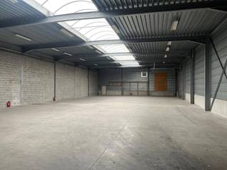 Magazijn van 620m² met 2 sectionale poorten met een aangenaam gelijkvloerse kantoorruimte van 139m².Deel oprij van +/- 200m² afgesloten voor extra...