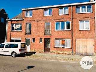 <br /><br />WETTEREN – Te renoveren starterswoning of opbrengsteigendom met potentieel op centrumlocatie!<br /><br />Op zoek naar een betaalbare woning met potentieel? Dit gelijkvloers appartement is gelegen op een bijzonder centrale locatie in Wetteren, op wandel- en fietsafstand van het station, winkels, scholen, openbaar vervoer en het centrum. Bovendien geniet u van een vlotte verbinding naar alle invalswegen. <br /><br />De indeling omvat een inkomhal met afzonderlijk gastentoilet, ruime leefruimte, keuken, berging, twee slaapkamers en een badkamer. Achteraan beschikt de woning over een afgesloten koer met extra tuinberging. Mits de nodige creativiteit kan deze ingericht worden tot een aangename buitenruimte.<br /><br />Een bijkomende troef is de volledig afzonderlijke toegang, waardoor er geen gemeenschappelijke delen, syndicus of bijhorende gemeenschappelijke kosten zijn. Een interessante opportuniteit voor starters, investeerders of handige kopers die op zoek zijn naar een eigendom die ze volledig naar eigen smaak kunnen renoveren. <br /><br />Info en bezoek: 053/60.65.60.<br />De vermelde prijs is een richtprijs. Na ontvangst van de biedingen zal de verkoper beslissen of hij/zij de eigendom verkoopt aan het beste bod. De richtprijs is aldus niet bindend voor de verkoper. Voor meer info kunt u ons contacteren of het reglement raadplegen op onze website.