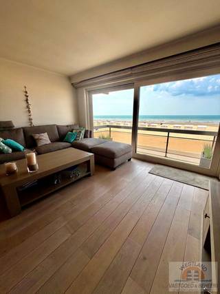 <p>Op zoek naar een instapklaar appartement aan zee? Dit stijlvol gerenoveerde appartement op de eerste verdieping van een verzorgde residentie op de Zeedijk van Sint-Idesbald biedt alles voor wie wil genieten van comfort, kwaliteit en een unieke ligging.<br />Het appartement beschikt over een lichtrijke leefruimte met prachtig frontaal zeezicht, een modern uitgeruste keuken, één slaapkamer en een aparte slaaphoek. Dankzij de aangename indeling en een oppervlakte van ongeveer 60 m² is dit de ideale plek als tweede verblijf, vaste woonplaats of interessante investering.<br />Geniet bovendien van het terras met frontaal zeezicht en het uitstekende comfort dankzij de energiezuinige afwerking met EPC-label A.<br />Troeven:<br />✨ Prachtig gerenoveerd en volledig instapklaar appartement<br />🌊 Frontaal zeezicht vanuit de leefruimte<br />📍 Absolute topligging op de Zeedijk van Sint-Idesbald<br />☀️ Terras met prachtig zicht op zee<br />📐 Bewoonbare oppervlakte van ±60 m²<br />🛏️ 1 volwaardige slaapkamer + aparte slaaphoek<br />🍽️ Moderne, volledig uitgeruste keuken met kwalitatieve afwerking<br />🔋 Zeer energiezuinig dankzij EPC-label A<br />🛗 Lift aanwezig in het gebouw<br />🏖️ Op enkele stappen van het strand, winkels en restaurants<br />Een unieke kans voor wie zorgeloos wil genieten van het echte kustgevoel, met de zee letterlijk voor de deur.</p>
