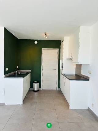 Nieuwbouwappartement op de 2de verdieping van een kleine Residentie, bestaande uit 3 appartementen in het centrum van Koekelare. Geen lift aanwezig. <br />Het appartement bestaat uit: inkomhal - toilet - living - ingerichte keuken - berging - 1 slaapkamer - badkamer. <br />Huurprijs 670 €/mnd (syndickosten inbegrepen). <br />Mogelijkheid voor huren van een autostaanplaats aan 40€/mnd.