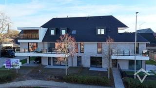 Dit mooie nieuwbouwproject bestaat uit 9 appartementen, verdeeld over drie verdiepen. Op de ondergrondse verdieping wordt er per appartement één individuele garagebox voorzien. Twee gemeenschappelijke fietsenbergingen, vuilnisberging en staanplaatsen voor bezoekers worden ook ter beschikking gesteld van de bewoners.<br /><br />Verder worden alle appartementen volledig instapklaar afgewerkt aan de hand van kwalitatieve materialen.<br /><br />Oplevering voorzien september 2025. EPB: appartement in aanbouw. <br /><br />Dit prachtig appartement bestaat uit: leefruimte - keuken - 2 terrassen (13 m² en 11 m²) - berging - toilet - 2 slaapkamers - badkamer - technische ruimte - zolder van 39 m²<br /><br />De prijs is exclusief BTW, registratierechten en notariskosten. <br /><br />Contacteer ons vrijblijvend voor meer informatie over onze unieke betalingsmodaliteiten, het lastenboek en de prijzen.