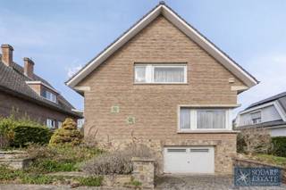 <p><span>Square Estate presenteert u deze prachtige te renoveren villa, gelegen in een besloten woonwijk in Wemmel, vlakbij alle voorzieningen.</span></p><p><span>Deze villa is als volgt ingedeeld: </span></p><p><span>Op de begane grond vindt u een inkomhal met gastentoilet, een ruime open woonkamer en een gesloten keuken.</span></p><p><span>Op de eerste verdieping vindt u drie slaapkamers, een bureau en een badkamer. </span></p><p><span>Op de bovenste verdieping is er ook een ruime zolder.</span></p><p><span>Deze vrijstaande woning beschikt tevens over een terras en een grote tuin, ruime kelders in de kelderverdieping, een grote garagebox en een hellende parkeerplaats.</span></p><p><span>Laat deze kans om deze prachtige villa met opmerkelijk potentieel te verwerven niet aan u voorbijgaan.</span></p><p><span>Neem voor meer informatie contact met ons op via 02/460.42.01 of <span>ca@square-estate.be</span></span><span> </span></p><p><span><br /><br /></span></p>