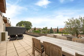 <p>Op een centrale ligging bevindt zich dit stijlvol gerenoveerde en bijzonder lichtrijke appartement met een bewoonbare oppervlakte van 93 m². Het appartement is gelegen op de tweede verdieping van een kleinschalig gebouw met slechts 3 appartementen en beschikt over een uitzonderlijk ruim terras van maar liefst 38,50 m² en een bovengrondse autostaanplaats.</p>
<p>Het appartement werd in 2019 grondig gerenoveerd, beschikt over EPC-label B en combineert een verzorgde, hedendaagse afwerking met veel lichtinval en een aangenaam wooncomfort.</p>
<p>Inkomhal op blauwe hardsteen met een apart gastentoilet voorzien van handenwasser.<br />De ruime L-vormige woonkamer (32m²) is afgewerkt met parket en geniet van veel lichtinval. <br />Aansluitend bevindt zich de volledig ingerichte keuken met kookeiland voorzien van een koelkast, vaatwasser, combi-oven met hetelucht- en microgolffunctie, inductiekookplaat met dampkap en een composiet werkblad. Aan het kookeiland werd bovendien een gezellige ontbijthoek met hoge stoelen voorzien. <br />Toegang naar het grote zonneterras van 39m² via een schuifdeur.<br />Naast de keuken bevindt zich een praktische berging/wasplaats op tegelvloer.</p>
<p>Verder beschikt het appartement over 2 slaapkamers, beide afgewerkt met laminaat. Eén van de slaapkamers is uitgerust met airconditioning met zowel koel- als verwarmingsfunctie.<br />De badkamer is ingericht met een ruime inloopdouche met regendouche en spiegelglas, een lavabo geïntegreerd in een badkamermeubel en een handdoekradiator.</p>
<p>Bij het appartement hoort een bovengrondse autostaanplaats, bereikbaar via een gemeenschappelijke toegangspoort. Vooraan aan het gebouw is bovendien bezoekersparking voorzien.</p>
<p>Het appartement bevindt zich in de Paalstraat, in het centrum van Schoten, met winkels, horeca, openbaar vervoer en tal van dagelijkse voorzieningen op korte afstand. Ook de belangrijkste verbindingswegen en omliggende gemeenten zijn vlot bereikbaar.<br /><br /><span>Extra:</span></p>
<ul>
<li>EPC-label B</li>
<li>Gerenoveerd in 2019</li>
<li>Elektrische installatie conform</li>
<li>Airconditioning warm/koud in één slaapkamer en woonkamer</li>
<li>Bovengrondse autostaanplaats achter gemeenschappelijke toegangspoort</li>
<li>Bezoekersparking vooraan</li>
<li>Raamdecoratie woonkamer en slaapkamer inbegrepen</li>
<li>Gemeenschappelijke kosten: € 80 per maand, inclusief blokpolis, syndicus, reservefonds en elektriciteit van de gemeenschappelijke delen</li>
</ul>
<p>Stedenbouwkundig uittreksel en asbestattest in aanvraag.</p>
