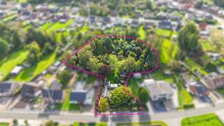 <p>Sommige woningen voelen meteen als thuiskomen. Deze bijzondere architectuurwoning in Koersel combineert ruimte, comfort, licht en karakter met een uitzonderlijk groene omgeving. Gelegen op een riant perceel van maar liefst 58 are, geniet je achteraan van een prachtig zicht op hoge bomen, een rustgevende tuin. Een plek waar het dagelijkse leven moeiteloos aanvoelt als vakantie.<br /><br /></p>
<p>De woning beschikt over een woonoppervlakte van ca. 164 m² en is volledig instapklaar. De speelse architectuur met talrijke in- en uitsprongen, grote raampartijen en veel natuurlijke lichtinval zorgt voor een uniek en sfeervol geheel.<br /><br /></p>
<p>Ook qua comfort heeft deze woning heel wat te bieden. Vloerverwarming doorheen de woning, airconditioning en een EPC-label C zorgen voor een aangenaam leefklimaat. De elektrische installatie is volledig conform.<br /><br /></p>
<p>De praktische indeling omvat drie slaapkamers en een inpandige garage. Een absolute meerwaarde is de aparte tuinkamer, momenteel ingericht als trimsalon voor honden, maar perfect bruikbaar als hobbyruimte, bureau, praktijkruimte of extra leefruimte.<br /><br /></p>
<p>Achter de woning bevindt zich de echte blikvanger: een indrukwekkend groen perceel van 60 are, met hoge bomen, volop privacy en een beek die het geheel een bijzonder rustgevend karakter geeft. Hier geniet je van ruimte, natuur en een heerlijk vakantiegevoel, gewoon in je eigen tuin.<br /><br /></p>
<p>Pluspunten:<br />- Architectuurwoning met karaktervolle, speelse vormgeving<br />- 164 m² woonoppervlakte<br />- Riant perceel van 58 are<br />- Prachtige groene tuin met hoge bomen<br />- Veel natuurlijke lichtinval<br />- 3 slaapkamers<br />- Vloerverwarming doorheen de woning<br />- Airconditioning<br />- EPC-label C<br />- Elektrische installatie conform<br />- Inpandige garage<br />- Aparte tuinkamer met diverse gebruiksmogelijkheden<br />- Volledig instapklaar<br /><br /><br />Maatregelen opgenomen in het Maatregelenregister: nee<br /><br /></p>
Een unieke combinatie van architectuur, comfort, privacy en natuur. Een woning met karakter, op een plek waar rust en ruimte centraal staan