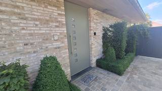 Gelegen in het hart van Poperinge, biedt dit lichtrijke en energiezuinige appartement een comfortabele en stijlvolle woonervaring. Dankzij de centrale ligging bevinden winkels, handelszaken en openbaar vervoer zich op wandelafstand, alle voorzieningen zijn dus binnen handbereik.<br /><br />Het appartement is bereikbaar via de poort aan de rechterzijde van het gebouw. Bij het betreden van de inkomhal beschikt men over voldoende kastruimte. Op de eerste verdieping bevindt zich een nachthal die toegang geeft tot de ruime leefruimte met open keuken. De keuken is volledig uitgerust met een koelkast met diepvriesvak, keramische kookplaat met dampkap, spoelbak en vaatwasser.<br /><br />Verder zijn er een apart gastentoilet en een badkamer met douche, dubbele wastafel en aansluiting voor een wasmachine. Het appartement telt 2 ruime slaapkamers, waarvan één beschikt over een eigen badkamer met douche, toilet en enkele wastafel.<br /><br />Parkeren kan vlot in de straat zelf of in de nabijgelegen straat, de Nieuwstraat.<br /><br />Technische zaken:<br /><br />- Centrale verwarming op gas<br /><br />- Veluxen met zonnewering<br /><br />- Ventilatie<br /><br />Intrede: 01/07/2025.<br /><br />Interesse? Contacteer ons voor een bezichtiging!<br /><br />