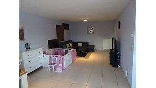 Een ruim duplex appartement bestaande uit een woonkamer met open keuken, 2 slaapkamers, badkamer met douche en lavabo in meubel,...