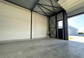 Magazijn van ca. 180 m² te huur in Zwevegem in het project Park Apart. Het magazijn is gelegen in de nabijheid van diverse invalswegen en de autosnelweg. Uitermate geschikt voor opslag en kleine ambacht.<br /><br />Specificaties:<br />- Sectionale poort (elektrisch) 4m Br x 4,5m H;<br />- Polybeton ;<br />- Lichtkoepel ;<br />- Vrije hoogte: 6m ;<br />- Aan- en afvoer van water aanwezig ;<br />- 2 voorliggende parkeerplaatsen.<br /><br />Beschikbaar vanaf 01/12/2026!<br /><br />Bent u op zoek naar een magazijn in Zwevegem? Aarzel dan zeker niet om ons te contacteren op het nummer 056 21 11 11.