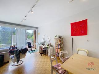 IXELLES – Châtelain district, met uitzicht op het Tenbosch park. Studio van 35 m2 gelegen op de 3e verdieping. Is als volgt samengesteld:...