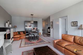 <p><span>Lambrechtshoekenlaan 250 (4ème étage) - Merksem</span></p><p><span> </span></p><p><span>Spacieux appartement (112 m²) avec 2 chambres à coucher, 2 terrasses et garage à Merksem.</span></p><p><span> </span></p><p><span>À Lambrechtshoekenlaan, vous vivez de manière centrale et confortable, avec tout à portée de main. Grâce à l'excellente accessibilité par les transports en commun, le système de vélo-partage et la voiture, vous pouvez vous rendre partout en un rien de temps. De plus, vous vivez à deux pas du parc Runcvoort et profitez d'un large éventail de magasins, de supermarchés et d'autres commodités à proximité.</span></p><p><span> </span></p><p><span>L'appartement se trouve au quatrième étage d'un immeuble de 5 étages bien entretenu, dont le toit a été rénové et isolé en 2014. Les frais fixes sont d'environ €160/mois et comprennent l'ascenseur, la police d'immeuble, l'eau et l'entretien des parties communes. Le chauffage est individuel au gaz et la chaudière a été renouvelée en 2025.</span></p><p><span> </span></p><p><span>Le séjour (40 m²) situé à l'avant du bâtiment offre une agréable sensation d'espace. A côté se trouve la cuisine séparée (10 m²) avec un débarras/buanderie attenant (4 m²). La cuisine dispose d'un équipement de base et s'ouvre sur une terrasse (6 m²) orientée à l'ouest avec un store électrique. A l'arrière, vous trouverez deux chambres à part entière (12 m² et 16 m²), dont la plus petite donne accès à une deuxième terrasse (3 m²) également orientée vers l'est avec un store électrique. Il y a également une salle de bain spacieuse (9 m²) et des toilettes séparées. Le garage box (€30000) derrière l'immeuble est obligatoirement acheté avec celui-ci et il y a également une cave de stockage disponible.</span></p><p><span> </span></p><p><span>Une vie centrale avec tout à portée de main ? Ne manquez pas cette opportunité !</span></p><p><span>Surface habitable 112 m² ref : surface brute de plancher. Pour plus d'informations ou une estimation gratuite, visitez </span><span><span>www.hansimmo.be</span></span></p><p><span> </span></p><p><span> </span></p>