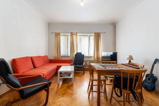 Op een steenworp van het Flageyplein ontdekt u dit prachtige appartement op het gelijkvloers, met een bevoorrechte ligging op directe afstand van openbaar vervoer, winkels en alle voorzieningen.<br /><br />Met een oppervlakte van ongeveer 50 m² valt dit lichte appartement op door de lage gemeenschappelijke kosten. Het bestaat uit een aangename woonkamer met directe toegang tot een volledig ingerichte keuken, één slaapkamer en een douchekamer. Het pand is uitgerust met dubbel glas in de ramen, wat zorgt voor goed thermisch en akoestisch comfort.<br /><br />Dit appartement vormt een uitstekende opportuniteit, zowel voor een koppel dat op zoek is naar een aangename woonomgeving als voor een investeerder die een kwaliteitsvolle investering wil doen in een zeer gegeerde buurt.<br /><br />