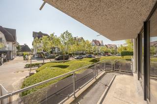 <p>Appartement d'angle ensoleillé, meublé, à proximité de la Place Albert</p>
<p>Composition :<br />Hall d’entrée avec vestiaire et toilette invités, vaste séjour avec salle à manger et cuisine ouverte, terrasse offrant une vue très agréable.<br />À l’arrière, deux chambres à coucher, chacune avec sa propre salle de douche. Les deux chambres donnent accès à une terrasse arrière + une terrasse ensoleillée séparée.</p>
<p>CONDITIONS DE LOCATION :</p>
<ul>
<li>
<p>Garantie locative : 3 mois de loyer</p>
</li>
<li>
<p>Assurance locative obligatoire</p>
</li>
<li>
<p>Charges mensuelles forfaitaires (en sus du loyer) : 150 EUR</p>
</li>
<li>
<p>Location uniquement possible à titre privé (particulier)</p>
</li>
<li>
<p>État des lieux à frais partagés (50/50)</p>
</li>
<li>
<p>La taxe de seconde résidence est à charge du locataire</p>
</li>
<li>
<p>Les consommations (électricité, eau, TV, internet, ...) sont à charge du locataire et les abonnements sont à souscrire à son nom à l’entrée dans les lieux</p>
</li>
</ul>
<p>Possibilité de louer une grande box de garage à proximité.</p>
<p>Contactez-nous pour organiser une visite !</p>
<p>PEB : 536 kWh/m² – Code unique : 3316778</p>