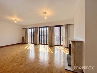 2 slaapkamerappartement te Hartje KortrijkInstapklaar op het 3e verdiep in het centrum van Kortrijk.Appartement is per direct beschikbaar aan 850 euro/maand.Geïnteresseerden dienen vooraf een kandidaatsfiche in te vullen. Na ontvangst nemen wij contact op om, indien passend, een bezoek in te plannen. Het eerste bezoekmoment gebeurt uitsluitend op afspraak.Voor meer informatie of een bezoek aan het appartement contacteer ons via info@property-vastgoed.be of via 056 96 08 00.