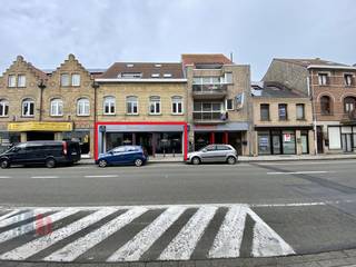 Commercieel gelegen handelsruimte met een oppervlakte van 119 m² te koop langs én met visibiliteit van de bedrijvige Veurnestraat in De Panne.<br />De winkel betreft een open ruimte met vooraan een glazen vitrine. Hierdoor geniet men van een fenomenale zichtbaarheid. In combinatie met de drukke ligging is dit dé ideale locatie voor uw bedrijf! Ruime parkeermogelijkheden in de straat. Beschikbaar bij akte.<br /><br />Contacteer PANORAMA B2B voor bijkomende inlichtingen, plannen of een vrijblijvend plaatsbezoek 0479 70 70 73.