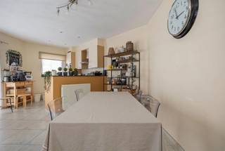 <p><span>Uitstekend gelegen gelijkvloersappartement met 2 slaapkamers & garage (99m²)</span></p><p><span> </span></p><p><span>Dit betreft een uitstekend gelegen appartement met garage + berging op het gelijkvloers van een kleine residentie centrum Sint-Gillis-Waas.</span></p><p><span>Het appartement bevindt zich op wandelafstand van alle faciliteiten waaronder winkels, scholen, busstation, Sint-Helena site en de Sportzone.</span></p><p><span>De aangename woonbeleving met veel lichtinval, de rustige residentie en de centrale ligging zijn slechts enkele van de vele troeven die dit appartement te bieden heeft.</span></p><p><span> </span></p><p><span>INDELING</span></p><p><span>Riante inkomhal met toegang tot alle ruimten.</span></p><p><span>Ruime woonkamer met veel lichtinval.</span></p><p><span>Open keuken.</span></p><p><span>2 slaapkamers.</span></p><p><span>Comfortabele badkamer met douche, ligbad en lavabomeubel.</span></p><p><span>Apart toilet.</span></p><p><span>Berging.</span></p><p><span>Autostaanplaats achter garagepoort.<br />Afgesloten berging in garagecomplex.</span></p><p><span> </span></p><p><span>EXTRA</span></p><p><span>Bouwjaar 2007.</span></p><p><span>In prima staat van onderhoud.</span></p><p><span>ALU ramen met dubbele beglazing.</span></p><p><span>CV op aardgas.</span></p><p><span>Zeer aangename woonsfeer met veel lichtinval.</span></p><p><span>Afgesloten parkeerplaats + berging inbegrepen in verkoop.</span></p><p><span>Uitstekend gelegen aan de dorpskern op wandelafstand van alle faciliteiten.</span></p><p><span>Vlotte mobiliteit richting Antwerpen-Gent & omliggende gemeenten via E34 en lokale invalswegen.</span></p><p><span>Momenteel verhuurd aan betrouwbare en correcte huurder. </span></p><p><span> </span></p><p><span>EPC: 181kWh/m² - Label B</span></p><p><span>Wg - Vg - Gvv - Gvkr - Gmo</span></p><p><span> </span></p>