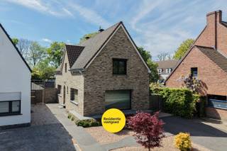 Kijkdag op zaterdag 16/05 - op afspraak!<br />Gelegen in het gegeerde Sint-Michiels, op wandelafstand van winkels, scholen en het station, met een vlotte verbinding naar de E40 en op slechts 2,5 km van de Grote Markt, bevindt zich deze verzorgde open bebouwing op een perceel van 362 m². Op het gelijkvloers geniet u van een inkomhal, een lichtrijke leefruimte , een eetplaats met aansluitend een ingerichte keuken en een volledig vernieuwde veranda met prachtig zicht op de tuin. De recent aangelegde tuin met optimale zonoriëntatie vormt een heerlijke plek om in alle rust te ontspannen. Op de eerste verdieping beschikt de woning over 3 volwaardige slaapkamers en een badkamer die aansluit op de master bedroom. Extra troeven: de gevel werd volledig vernieuwd, waarbij de muren geïsoleerd werden, alsook het dak werd vernieuwd en geïsoleerd. Met een EPC label D (geen renovatieplicht) is dit een solide en instapklare gezinswoning. Een ideale combinatie van comfort, ligging en charme!<br />De vermelde prijs is een richtprijs. Elk bod hoger of lager dan de vermelde prijs wordt overgemaakt aan de eigenaar die zich het recht voorbehoudt om dit al dan niet te aanvaarden. Ref.BR00339 (Gvg, Wg, Gmo, Gvkr, Gvv)