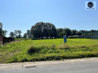 <p><span>PERCEEL GROND MET EEN OPPERVLAKTE 14 ARE 61 CA</span></p><p><span>Richtprijs: 149.000 euro</span></p><p><span>Dit zeer rustig gelegen perceel grond, naast nr. 30 is geschikt voor een halfopen bebouwing.</span></p><p><span>Breedte: vooraan 18.02 m, achteraan 18 m</span></p><p><span>Diepte links 81.06 m,  rechts 81.31 m</span></p><p><span> </span></p><p><span>De grond is bouwrijp.</span></p><p><span> </span></p><p><span>Stedenbouwkundig uittreksel/inlichtingen in aanvraag!</span></p><p><span> </span></p><p><span>Voor meer info of bezoek bel 0475/51.40.73 of stuur een email naar info@svena.be</span></p><p><span> </span></p><p><span>Deze gegevens zijn louter informatief en wij kunnen niet aansprakelijk gesteld worden voor eventuele onjuistheden.</span></p><p><span>De bewoonbare oppervlakte is slechts indicatief.</span></p><p><span> </span></p>