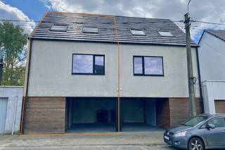 VLIERZELE - Deze recente nieuwbouwwoning combineert een strakke betonarchitectuur met een warme, moderne uitstraling en een bijzonder energiezuinig karakter (E-peil 4). Vooraan de woning bevinden zich een praktische carport en een aparte fietsenberging, wat zorgt voor extra comfort in het dagelijks gebruik.<br /><br />Via de inkomhal met gastentoilet kom je in de open leefruimte, waar de zithoek en keuken mooi in elkaar overlopen. De grote raampartijen zorgen voor veel natuurlijk licht en bieden een aangenaam zicht op de zuidgerichte tuin. Dankzij het geïntegreerde domoticasysteem geniet je bovendien van extra gebruiksgemak.<br /><br />Op de eerste verdieping is er een ruime nachthal die perfect kan dienen als bureau, hobbyruimte of extra zithoek. Verder vind je hier twee volwaardige slaapkamers, een apart toilet en een moderne badkamer.<br /><br />De vaste trap leidt naar de volledig afgewerkte zolderverdieping, die flexibel kan ingericht worden als extra slaapkamer, werkruimte of ontspanningsruimte.<br /><br />Een ideale woning voor wie op zoek is naar hedendaags wooncomfort, energiezuinigheid en een doordachte indeling.<br /><br />Kortom bent u op zoek naar stevige goed onderhouden woning met een ruime bewoonbare oppervlakte, voorzien van 4 slaapkamers, garage en grote tuin met heel wat mogelijkheden, aarzel dan niet en maak snel uw afspraak!! Voor meer info of bezoek 053/60.65.60