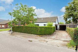 <strong>Uiterst energiezuinig en doorgedreven gerenoveerde villa in rustige Schoonbroek, nabij de Nederlandse grens, Oud-Turnhout en op fietsafstand van natuur Liereman, Prinsenpark en Postelse bossen. De woning van bj. 1974 is recent (nl. gedurende de voorbije jaren 2014-2026) volledig gerenoveerd en verduurzaamd. Zij is o.a. voorzien van driedubbel glas, nieuw raam- en deurschrijnwerk, warmtepomp, zonnepanelen en isolatie naar hedendaagse normen. De stijlvol afgewerkte woning biedt 4 slaapkamers (mogelijkh. tot 5), een riante woonkamer met legio inbouwkasten en een diepe zonnetuin met serre en verschillende terras- en (hout)opslagmogelijkheden.<br /><br />De levensloopbestendige woning, van maar liefst 227 m² bew. opp., ademt moderniteit, klasse en rust. Enkele kamers worden nog afgewerkt of geschilderd. De woning is levensloopbestendig gelet op de 2 benedenslaapkamers. De woning zal beschikken over een energielabel B (EPC-score van 151 kWh/m²/jaar) (thans C-label - warmtepomp wordt nog geplaatst). Zij is gelegen op enkele autominuten van centra Retie, Arendonk en Oud-Turnhout; bovenop beschikt deze over een vlotte bereikbaarheid via de E34.<br /><br /></strong><em>Gelijkvloers verdiep - Inkomhal, keuken &amp; woon- en werkvertrekken</em><br /><br />De inkomhal geeft toegang tot de woonkamer, een gastentoilet en een bureauruimte. Deze laatste ruimte kan eenvoudig gebruikt of omgevormd worden tot benedenslaapkamer. Er is mogelijkheid voorzien voor inbouwkastruimte (met verlichting).<br /><br />De woonkamer is open van opzet en verdeeld in een zitgedeelte (vooraan) en een eetkamer- / bureaudeel (achteraan). Zij is bewust verbonden met de achtergelegen leefkeuken.<span> De leefruimte is voorzien van inbouwkastruimte (maatwerk) over nagenoeg de hele lengte van de kamer (beide zijden). De zithoek beschikt over een ingewerkte houthaard. Vanuit de leefruimte heeft u toegang tot de open keuken en de eethoek.<br /><br />De aansluitende eethoek, dienst doende als centrale schakel tussen keuken en grote zithoek, ontvangt veel rechtstreeks daglicht via de brede, hoge raampartijen die uitgeven op de voor-, zij- en achtertuin. Deze eetruimte is bovendien polyvalent want geschikt voor thuiswerk gelet op de 2 ingebouwde bureaustations voor administratie (eveneens maatwerk-inbouw).<br /><br />De keuken op hoogte is luxues afgewerkt en voorzien van een legio werkruimte, een afwasmachine (Miele), brede kookplaat (Atag) en voldoende schuif- en kastruimte. Er bevinden zich 2 ovens (combi en hetelucht) en ijskast in de keuken (allen Atag). Aansluitend is er een koele berging voor proviand.<br /></span><br /><em>Gelijkvloers verdiep - Slaapkamers, badkamer &amp; toilet</em><br /><br />De woning is levensloopbestendig. Via de benedennachthal heeft u toegang tot de (2e) benedenslaapkamer en badkamer. Deze slaapkamer is de hoofdslaapkamer (nabij badkamer + mogelijkheid tot inbouwdressing). De badkamer is voorzien van een wasgedeelte (wasmachine + droogkast op hoogte), een inloopdouche, ligbad, toilet en voldoende kastruimte.<br /><br /><em>Bovenverdiep - leisure, hobby &amp; kinderkamers</em><br /><br />De bovenverdieping, bereikbaar via vaste trap, wordt thans deels gebruikt als speel-/hobbyruimte en deels als slaapvertrekken. Er zijn 2 slaapkamers. Ook hier is indien gewenst mogelijkheid tot extra slaapkamer. Er is verder een zolder (opslag).<br /><br /><em>Buitengebeuren - Tuin, garagemogelijkheid</em><br /><br />De volledig omheinde natuurtuin op zuidwestoriëntatie is voorzien van meerdere berghokken, carports en een serre met moestuin.<br /><br />Er is parking op eigen terrein, een regenwaterput (20.000 liter), alsook een grondwaterput achteraan in de tuin.<br /><br /><span>Bijzonderheden</span>:<br />- Nagenoeg integrale renovatie 2014-2026 ~ tijdloos, energiezuinig (label B)<br />- Rustige ligging nabij Oud-Turnhout, Retie en Nederlandse grens<br />- Vlotte ontsluiting via E34 ~ ideaal voor woon-werkverkeer