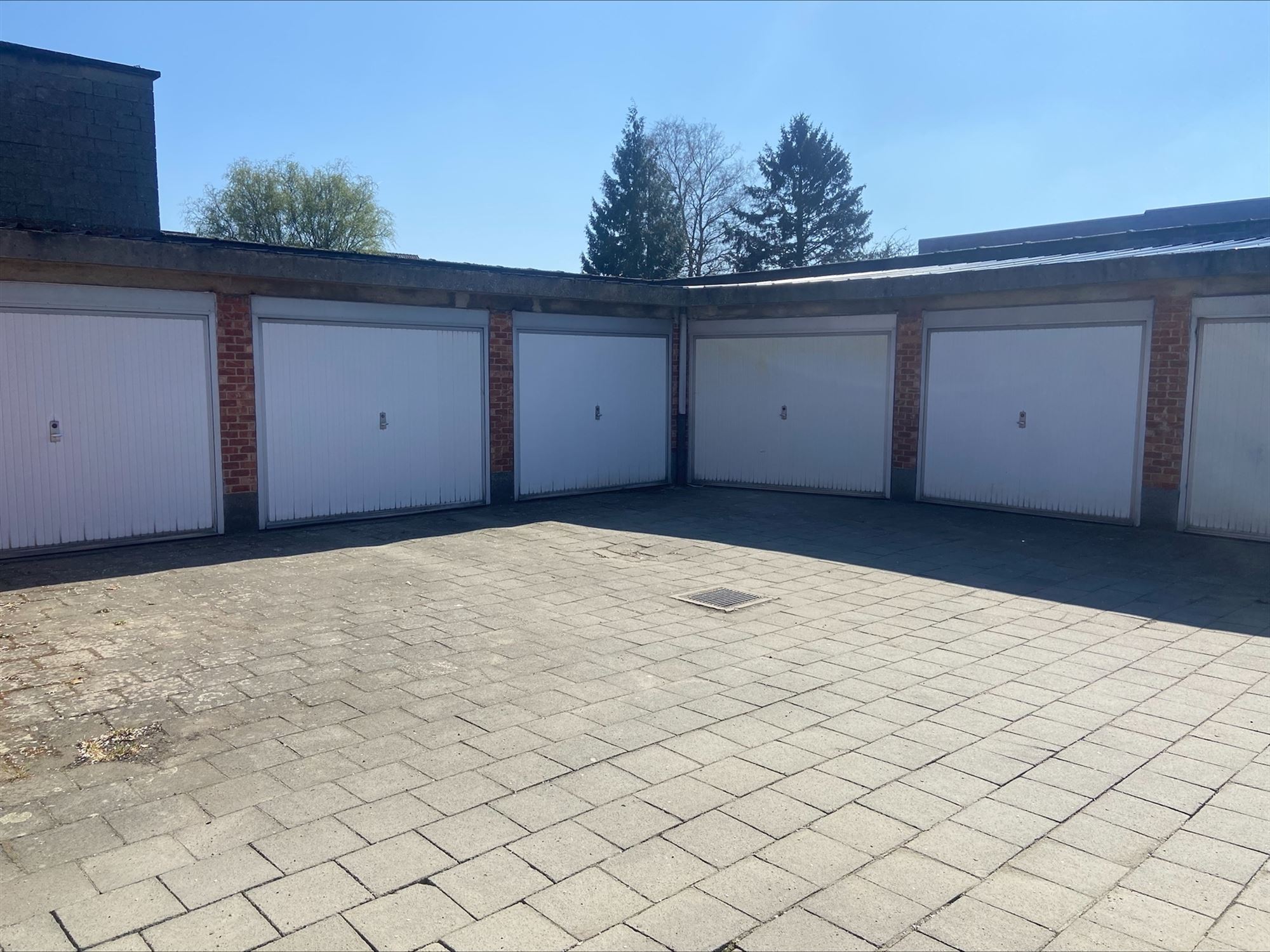 Investeringsopportuniteit - 21 garageboxen + 1 magazijn - foto 2