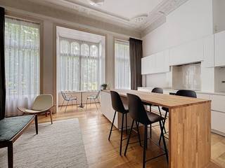 Situé au deuxième étage d'une magnifique maison de maître, cet appartement entièrement rénové d'environ 76 m² vous séduira par son ambiance élégante. Vous serez accueilli par un lumineux salon en parquet, offrant un espace de vie confortable. La cuisine est complètement équipée avec une hotte, des taques de cuisson, un four, un réfrigérateur et un congélateur, vous permettant de préparer de délicieux repas en toute simplicité. La chambre spacieuse de ±16 m² vous offrira un havre de paix pour vous reposer et vous ressourcer. La salle de douche complète cet espace avec fonctionnalité. Une cave est également mise à votre disposition pour un rangement supplémentaire. Quelques atouts supplémentaires : - L'appartement a été rénové avec goût, alliant harmonieusement le style moderne et le charme de l'ancien. - Vous profiterez d'une situation idéale, à proximité des commerces et des transports en commun, vous permettant de vous déplacer facilement dans toute la ville. - Une buanderie commune est à votre disposition, offrant praticité et confort dans votre quotidien. - Chauffage individuel au gaz. Ne manquez pas cette occasion unique de vivre dans cet appartement meublé entièrement rénové, offrant un cadre de vie exceptionnel au cœur de Bruxelles. Contactez-nous dès maintenant via Dewaele.com pour planifier une visite et laissez-vous séduire par tout ce que cet appartement a à offrir.