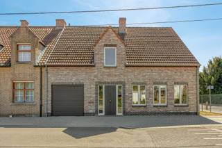 <p><span>Op zoek naar een goed onderhouden HOB in een aangename woonomgeving, met een vlotte verbinding naar de stad en de autostrades richting Antwerpen en Brussel? Dan is deze woning zeker het ontdekken waard!</span></p><p><span>De woning beschikt over een inkomhal met vestiaire en gastentoilet, een gezellige leefruimte met schuifraam naar het zuidgerichte terras en de tuin, en een open keuken met recente inbouwtoestellen. Verder zijn er een ruime wasplaats/berging en een inpandige garage met automatische sectionaalpoort aanwezig.</span></p><p><span>Op de eerste verdieping bevinden zich 4 ruime slaapkamers, een apart toilet en een ingerichte badkamer. Via één slaapkamer is de zolder bereikbaar, die mogelijkheden biedt voor een 5de slaapkamer of hobbyruimte.</span></p><p><span>De hoekligging zorgt bovendien voor een handige achtertoegang vanaf de straat. Een tuinberging biedt extra opbergruimte.</span></p><p><span>Ook buiten heeft deze woning heel wat te bieden. Achteraan bevindt zich een ruim, zuidgericht terras waar u heerlijk kunt genieten van de rust en de buitenruimte.</span></p><p><span>Kortom, dit is een praktisch ingedeelde, instapklare gezinswoning met ruimte, comfort en uitbreidingsmogelijkheden! </span></p><p><span> </span></p><p><span>Graag meer info of een bezoek? Contacteer ons via 0479/01.01.01!</span></p>