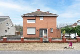 De woning is uitstekend gelegen, op slechts enkele minuten van winkels, eetgelegenheden, openbaar vervoer, basisscholen en autosnelwegen.In de...