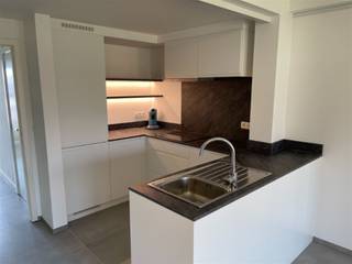 <p><span>Beautiful and quietly located apartment in the center of Kortrijk.  Entrance with checkroom, living room, open equipped kitchen with fridge, freezer, dishwasher, hot plates, cooker hood, oven and microwave, storage room, toilet, bathroom with shower, bedroom with air conditioning, rear terrace.    General expenses 50 euros per month.  epc 322 kWh/m² uc 2424887.  Free on 01/08/2025.  For info or visit, call 056.21.58.00 or check our website : www.immo-lvb.be, go to property and schedule an appointment through the agenda.</span></p>
