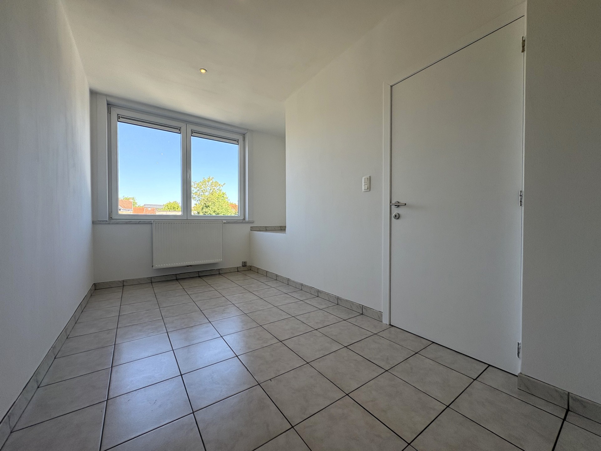 Volledig gerenoveerde woonst met 2 slaapkamers centrum Kortrijk! - foto 5