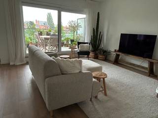BEZOEK AANVRAGEN ENKEL MOGELIJK VIA VOLGENDE LINK: <br />https://verlinden.mijnhuurprofiel.be/property/d5a7a47d-6450-410e-b6f1-22201430fe91<br /><br />Dit ruime, energiezuinige appartement is gunstig, doch rustig gelegen in het centrum van Mol op wandelafstand van de winkelstraten, het station, scholen, de markt, ....<br /><br />Via de inkomhal bereik je de leefruimte welke opgedeeld is in een zit-, eethoek en een open keuken. Dankzij de grote raampartijen achteraan geniet u aangenaam veel lichtinval. De kwalitatieve keuken is voorzien van een koelkast, combi-oven, inductiekookplaat, afzuigkap, vaatwasser en voldoende werk- en opbergruimte. Via de keuken is er eveneens toegang naar de koele berging.<br /><br />Het appartement beschikt verder over 2 slaapkamers, apart toilet en een volledig betegelde badkamer dewelke bestaat uit een inloopdouche, bad en wastafel in meubel. <br /><br />Via een schuifraam in de woonkamer kom je op het gezellige terras.<br /><br />Achteraan het gebouw staat de privatieve garage en gemeenschappelijke fietsen- en vuilnisbakkenberging.<br />In de kelderverdieping is een privatieve kelderberging aanwezig.<br /><br />Huur: € 890/ maand | gemeenschappelijke kosten: € 55/maand | garage en kelderberging inbegrepen | zonnepanelen aanwezig van 2400 kWp | EPC: E28 | beschikbaarheid: 01/09/2026