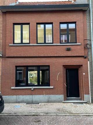 Ruime, volledig gerenoveerde woning met 4 slaapkamers en tuin nabij het centrum van Sint-TruidenOp een toplocatie aan de rand van het bruisende...