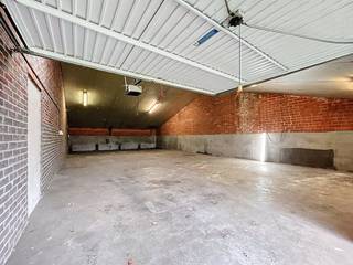 Tussen de uitgestrekte weides in het landelijke Wuustwezel bevindt zich deze ruime en functionele opslagplaats, die te huur wordt aangeboden...