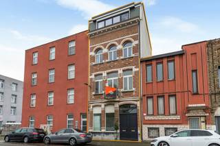 <p>Welkom in de Tweemontstraat. Van buiten zie je een statige gevel. Binnenin ontdek je 296m2 aan mogelijkheden!</p>
<p>De eerste deur die je tegenkomt? Die leidt naar een royale bureauruimte.<br />Vandaag een stijlvolle thuiswerkplek. Morgen misschien een creatieve studio of een speelkamer?<br />Nog enkele stappen verder kom je aan in de mooie, gezellige zithoek met gashaard.<br />Een zee van licht stroomt binnen via de grote ramen, en de zithoek lijkt bijna ongemerkt over te lopen in de zonnige tuin.<br />En dan zie je het. Het charmante koetshuis.<br />Een gebouw waar je automatisch naartoe wandelt. Vandaag ingericht als atelier. Maar eerlijk? Iedereen zal er iets anders in zien: een kantoor, een hobbyruimte, een plek voor logerende vrienden. Of gewoon dat ene toevluchtsoord waar je eindelijk ongestoord een boek kan uitlezen.<br />Dat is misschien wel het mooiste eraan: het geeft mogelijkheden. En mogelijkheden vervelen nooit...<br /><br />We nemen de trap naar boven en ook hier blijft de woning verrassen.<br />De keuken is geen ruimte die ergens achteraan werd weggestopt.<br />Integendeel. Ze krijgt de plaats die ze verdient. Modern, strak en afgewerkt in inox.<br />Met een royaal kookeiland waar ontbijten, aperitieven en uitgebreid koken vlot in elkaar overlopen.<br />Terwijl jij staat te koken, kijk je uit op het groene dak.<br />Aan de straatzijde ligt de eetkamer. Een ruimte waar je zonder moeite een lange tafel kwijt kan.<br /><br />Nog een verdieping hoger.<br />En hier voelt het alsof je een boetiekhotel binnenstapt.<br />De master bedroom straalt rust uit. En aansluitend is er de uitnodigende luxueuze badkamer. Een vrijstaand ligbad, een ruime inloopdouche en een dubbele lavabo.<br />Helemaal boven wachten nog twee volwaardige slaapkamers en een extra badkamer. Geen ochtendfiles aan de badkamerdeur. Dat alleen al is soms goud waard.<br /><br />Achter de charme schuilt bovendien een woning die helemaal mee is met haar tijd.<br />Met een EPC B, conforme elektriciteit, zonnepanelen, airconditioning, teleruptoren en een droge kelder zijn ook de technische fundamenten helemaal op orde. Je kan hier ook nog genieten vaan 2% registratierechten!</p>
<p>Troeven:<br />- 296 m² bew. opp.<br />- Volledig gerenoveerd<br />- EPC B<br />- AREI conform<br />- Zonnepanelen<br />- Airconditioning<br />- Mooie bureauruimte<br />- Lichtrijke leefruimte met grote glaspartijen<br />- Prachtig koetshuis met tal van mogelijkheden<br />- Moderne RVS-keuken met kookeiland<br />- Luxueuze master met ensuite badkamer<br />- Tweede badkamer<br />- Zonnige stadstuin<br />- Groendak<br />- Droge kelder<br />- Teleruptoren</p>