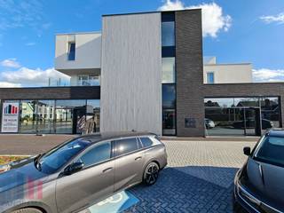 Gloednieuwe gelijksvloerse casco handels- of kantoorruimte met een oppervlakte van 503 m² te huur.Fantastisch gelegen langs de commerciële...