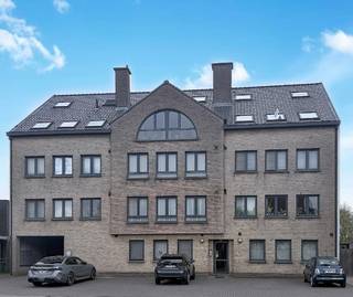 🔑 Indeling:🚪 Inkomhal🛋️ Lichtrijke woonkamer met open keuken🍳 Keuken met ingebouwde toestellen🛏️ 3 slaapkamers🛁 Badkamer met toilet en ligbad📦...