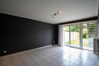 Rustig gelegen gelijkvloers appartement.Inkomhal met apart toilet.Lichtrijke woonkamer met open keuken (voorzien van alle toestellen) en toegang tot...