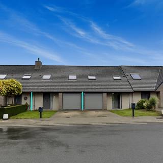 RECENTE MODERNE woning (BJ 2013) met 3 slaapkamers, TUIN &amp; GARAGE gelegen in een rustige, residentiële wijk. Dankzij de gunstige ligging geniet je van een vlotte verbinding naar de snelweg &amp; het stadscentrum van Roeselare. Indeling: inkomhal met gastentoilet. Lichtrijke leefruimte met zicht en toegang tot de tuin en open ingerichte keuken met inbouwtoestellen &amp; kookeiland. Aangelegde tuin met terras en achterpoortje. Oprit met garage &amp; berging. Op de bovenverdieping zijn er drie volwaardige slaapkamers en een praktische badkamer met  douche, ligbad, lavabomeubel en toilet. CV op aardgas, epc 135 kWh/m2, label B. Gekeurde elektrische installatie. Zonnepanelen. MOOI AANBOD!!! 