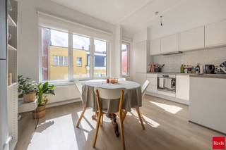 <p>We bieden u dit instapklare en aangename appartement aan in de gegeerde Kievitwijk, een levendige en centraal gelegen buurt in Antwerpen, op wandelafstand van het Centraal Station, het Mediaplein, winkels, horeca en openbaar vervoer.</p>
<p>Gelegen op de tweede verdieping van een kleinschalig gebouw zonder lift, combineert dit appartement comfort met een praktische indeling. U komt binnen in een inkomhal met ruimte voor een vestiairekast, die uitgeeft op de lichtrijke leefruimte met open, volledig geïnstalleerde keuken. De stijlvolle tegelvloer in de leefruimte zorgt voor een moderne en onderhoudsvriendelijke afwerking.</p>
<p>Achteraan bevinden zich twee volwaardige slaapkamers, afgewerkt met laminaatvloeren, wat zorgt voor een aangenaam en huiselijk gevoel. Verder beschikt het appartement over een badkamer, een apart toilet en een praktische berging.</p>
<p>Een absolute meerwaarde is het gezellige winterterras: een aangename tussenruimte die u het hele jaar door kan gebruiken en die bij mooi weer volledig opengezet kan worden.</p>
<p>Het appartement werd gerenoveerd in 2019 en is volledig instapklaar. Dankzij de individuele condenserende gasketel, PVC-ramen met hoogrendementsglas en het gunstige EPC-label B geniet u hier van hedendaags wooncomfort.</p>
<p>Met een vraagprijs van €279.000, een huurinkomst van €900/maand en lage gemeenschappelijke kosten (€50/maand), vormt dit appartement een interessante opportuniteit voor zowel eigen bewoning als investering.<br /><br />Interesse in dit instapklare appartement? Neem gerust contact op met Xander via xander@reds.be of via 0497 18 10 84</p>