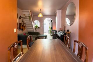 Deze instapklare woning is uitstekend gelegen in een rustige straat doch nabij centrum Gent, openbaar vervoer, winkels en scholen en nabij de aansluiting met de verbindingswegen.<br />De woning is energiezuinig en beschikt over een EPC - B score: 184 kwh/m²/jaar<br />Indeling:<br />GV: aparte inkomhal, woonkamer met zithoek en eetplaats, keuken met aanhorigheden, berging, badkamer met wastafel, douche en toilet.<br />1eV: 1 slaapkamer, ruime overloop wat mogelijkheden biedt voor nog een extra slaapkamer, toegang tot het dakterras.<br />2eV: masterbedroom.<br /><br />Voor meer info of bezoek, contacteer SARA - CENTER OFFICE: 0478 90 27 09.<br /><br />EPC: 184 kWh/m²/jaar - Label B.<br />Asbestattest: in opmaak.<br />Bruikbare vloeroppervlakte(opgemeten volgens EPC) : 102 m<sup>2</sup><br />Stedenbouwkundige inlichtingen: in aanvraag 15/07/2026.<br />