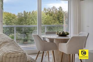 <p><span>Comfortabel wonen op de Fruithoflaan: Lichtrijk 1-slaapkamerappartement met ruim terras!</span></p><p><span>Droomt u van zorgeloos en energiezuinig wonen op een gegeerde toplocatie? Dit uitstekend onderhouden 1-slaapkamerappartement bevindt zich op de derde verdieping van een goed onderhouden gebouw op de populaire Fruithoflaan te Berchem. Het gebouw beschikt over een lift én het comfort van een conciërge. Met een moderne warmtepomp, dubbele hoogrendementsbeglazing, een gunstige EPC B-score (110 kWh/m²), conforme elektriciteit én een asbestveilig attest woont u hier 100% zorgeloos. Voeg daar nog het prachtige zicht op de rustgevende, gemeenschappelijke binnentuin aan toe en u geniet van een uitzonderlijk wooncomfort!</span></p><p><span> </span></p><p><span>Woonkamer, Open keuken & Bijkeuken</span></p><p><span>Zodra u de leefruimte binnenstapt, valt de enorme lichtinval en het ruimtelijke gevoel op dankzij de royale raampartijen. De moderne open keuken is naadloos geïntegreerd en volledig geïnstalleerd met alle nodige inbouwtoestellen voor optimaal kookplezier. </span></p><p><span> </span></p><p><span>Slaapkamer & Badkamer</span></p><p><span>De volwaardige slaapkamer is een oase van rust en reeds voorzien van praktische, op maat gemaakte inbouwkasten. De verzorgde badkamer is ingericht met een heerlijk ligbad, een comfortabel douchescherm en een lavabomeubel. In de hal bevindt zich een apart gastentoilet en een aparte berging voor wasmachine en droogkast. </span></p><p><span> </span></p><p><span>Breed terras met groenzicht</span></p><p><span>Via de grote schuiframen in de leefruimte stapt u zo het ruime terras over de volledige breedte van het appartement op. Hier geniet u in alle rust van een heerlijk zicht op de fraai aangelegde gemeenschappelijke binnentuin, een uniek stukje groen en privacy midden in de stad.</span></p><p><span> </span></p><p><span>Toplocatie op de Fruithoflaan</span></p><p><span>De Fruithoflaan staat bekend om haar uitstekende levenskwaliteit. Winkels, supermarkten, parken, openbaar vervoer (tram en bus) en gezellige horeca bevinden zich op wandelafstand. Bovendien geniet u van een snelle verbinding naar het centrum van Antwerpen en de belangrijkste invalswegen (E19/A12/Ring).</span></p><p><span> </span></p><p><span>Kelder</span></p><p><span>Een privatieve kelderberging is eveneens inbegrepen in de prijs.</span></p><p><span> </span></p><p><span>Troeven</span></p><p><span>- Duurzaam & Toekomstgericht: Verwarmd via een warmtepomp, dubbele HR-beglazing en een uitstekend EPC B (110 kWh/m²).</span></p><p><span>- 100% Zorgeloos: Elektriciteit conform goedgekeurd en asbestveilig.</span></p><p><span>- Topterras: Breed terras over de volledige breedte van de woning met zicht op de binnentuin.</span></p><p><span>- Luxe & Comfort: Open keuken met alle toestellen, inbouwkasten in de slaapkamer en aparte wasberging.</span></p><p><span>- Goed onderhouden complex op de 3e verdieping met lift én conciërge.</span></p><p><span>- Toplocatie: Fruithoflaan te Berchem, nabij alle winkels, groen, OV en invalswegen.</span></p><p><span> </span></p><p><span>Kortom: een instapklaar, duurzaam en buitengewoon gezellig appartement op een toplocatie in Berchem. Plan snel uw bezoek!</span></p>